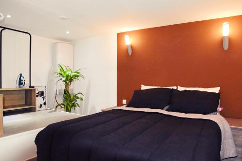 Tempat tidur dalam kamar di Massilia New'z Appart