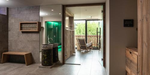 korytarz ze szklanymi drzwiami prowadzącymi na balkon w obiekcie Hotel Streklhof w mieście Velden am Wörthersee