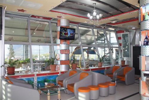 un restaurante con bar con sillas y TV en Hotel Bar Restaurant America en Kukës