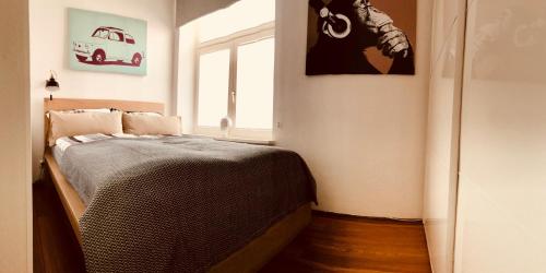 a bedroom with a bed and a window at Altstadtmärchen in Leer