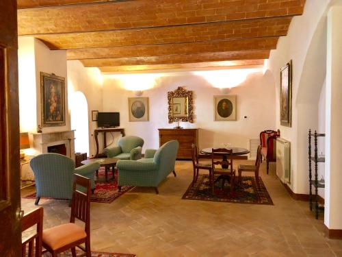 a living room filled with furniture and a fireplace at Tenuta di Corsano in Monteroni dʼArbia