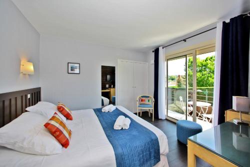 Ένα ή περισσότερα κρεβάτια σε δωμάτιο στο Hotel de Compostelle