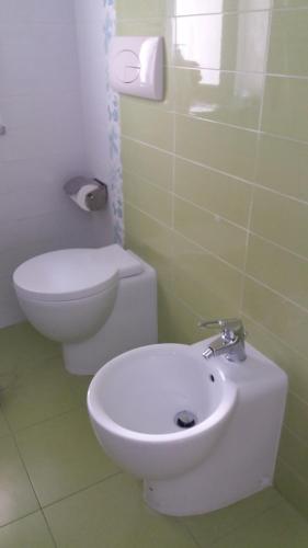 a bathroom with a toilet and a bidet at Vient e mare (Sea wind) in Torre Annunziata