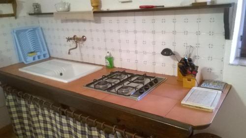 a kitchen counter with a stove and a sink at Le Case Del Vivaio in Sciacca