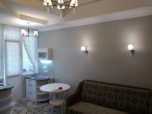 - un salon avec un canapé et une table dans l'établissement Main Street Apartments, à Chişinău