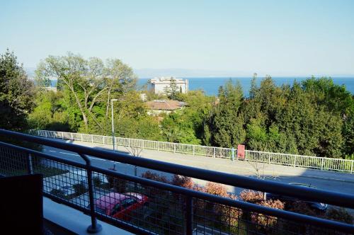 d'un balcon avec vue sur une route et des arbres. dans l'établissement Apartman Andrijana Lovran, à Lovran