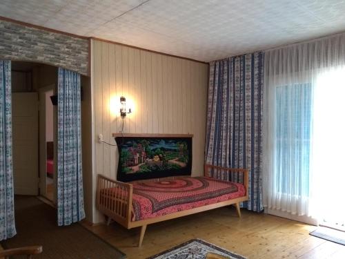 ein Schlafzimmer mit einem Bett in einem Zimmer in der Unterkunft Ferienhaus Abhau-Tage in Ferlach