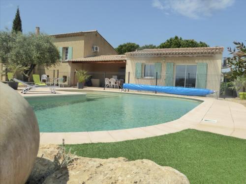 une piscine devant une maison dans l'établissement La Provence, à Vaison-la-Romaine