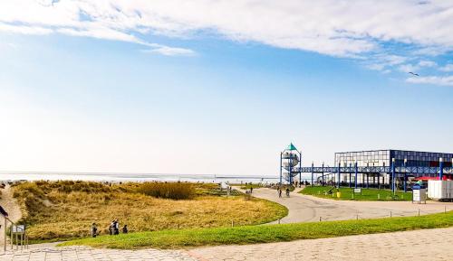 a view of a beach with a building and the ocean at Mellum in Norden