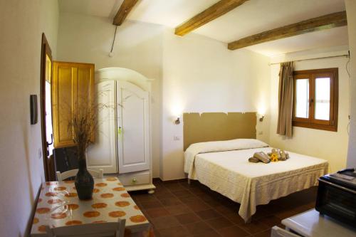 アリエントゥにあるLa Casa Del Poetaのベッドルーム1室(ベッド2台、テーブル付)
