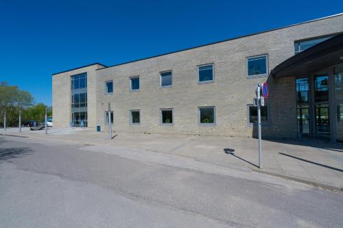 une rue vide devant un bâtiment en briques dans l'établissement ICV SleepWell, à Vrå
