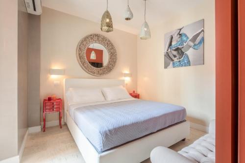 ローマにあるPetra Apartmentsのベッドルーム(白いベッド1台、鏡付)