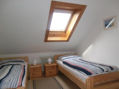- une chambre avec 2 lits jumeaux et une fenêtre dans l'établissement Haus Strandgut/2, à Duhnen