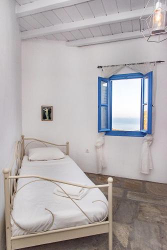 a bedroom with a bed and a window at Villa Tina in Arnados