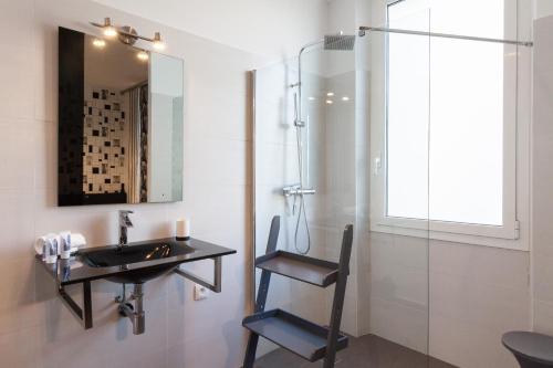 une salle de bain avec un lavabo et une douche en verre dans l'établissement New York 2 pièces 3 étoiles calme plein centre de cannes, 5mn des plages et Palais, à Cannes