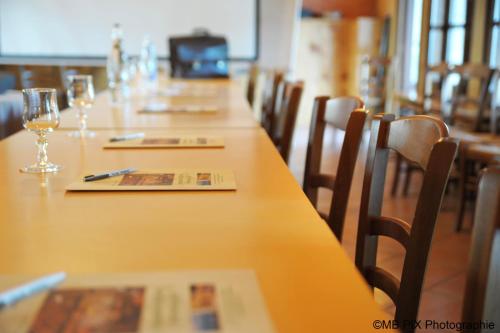 Auberge d'Anthyにあるレストランまたは飲食店