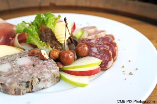 ホテルの敷地内または近くでの食事または食べ物