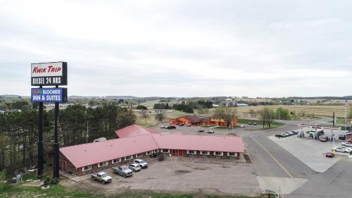 an overhead view of a motel with a parking lot at Bloomer Inn & Suites in Bloomer