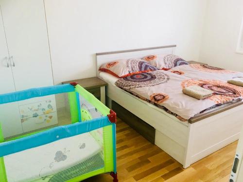 ウィーンにあるVienna Hauptbahnhof Apartments 5の子供用ベッドルーム(ベッド1台、ベビーベッド1台付)