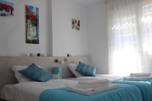 トレビエハにあるLa Playa Blanca - Palacio del Mar, BEACH, SEA VIEW, POOLのベッドルーム1室(青と白のベッド2台付)