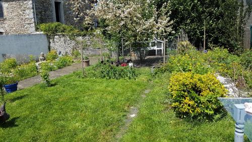 a backyard with a garden with plants and flowers at Chambres d'hôtes Chez Valérie Garage motos et vélos in Arette
