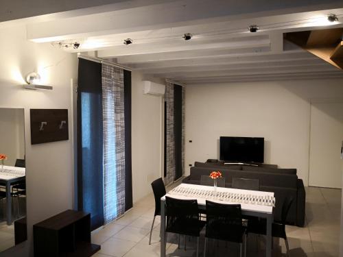帕多瓦的住宿－Villa Zen Apartment，客厅配有桌椅和电视。