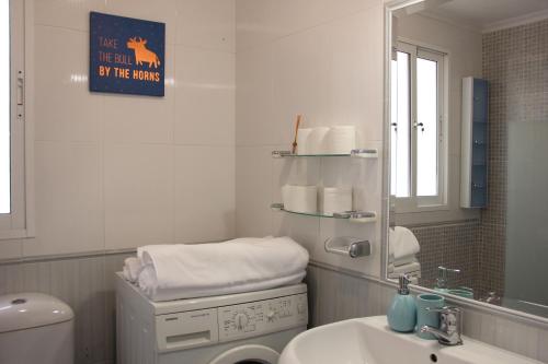 トレビエハにあるLa Playa Blanca - Palacio del Mar, BEACH, SEA VIEW, POOLのバスルーム(トイレ、洗面台、鏡付)