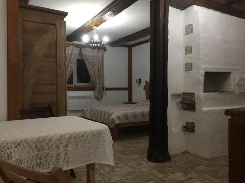 een slaapkamer met 2 bedden in een kamer met een plafond bij Эко отель "Золотая подкова" in Sharhorod