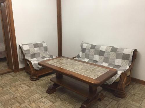 twee stoelen en een tafel en een tafel en stoelen bij Эко отель "Золотая подкова" in Sharhorod