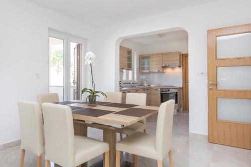 Apartment Damir for 8 Labin-Rabac