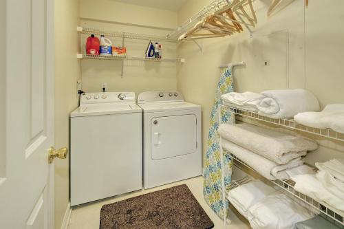 eine Waschküche mit Waschmaschine und Handtüchern in der Unterkunft Lux Townhouse, Walk to All, Sleeps 6 Adults in Louisville