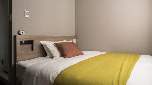 Postel nebo postele na pokoji v ubytování Nest Hotel Hakata Station