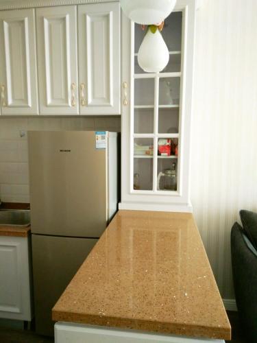Η κουζίνα ή μικρή κουζίνα στο Dalian Xiuzhu Mansion Apartment