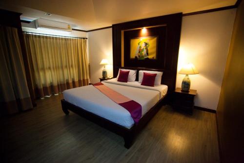Una cama o camas en una habitación de Chour Palace Hotel