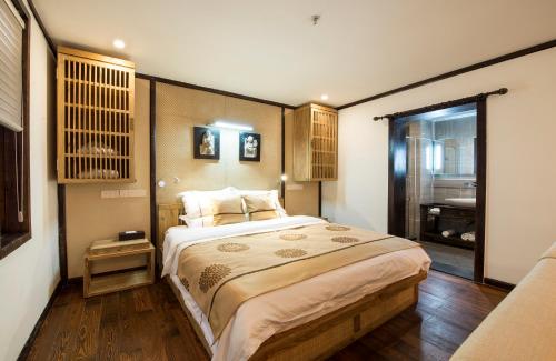 Katil atau katil-katil dalam bilik di Lijiang Cheriton Hotel