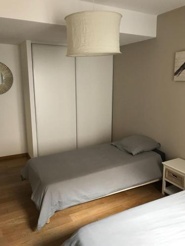 - une petite chambre avec deux lits et une lumière dans l'établissement 10 Rue de la Rampe, à Cannes