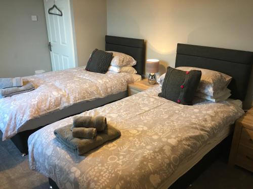 dos camas sentadas una al lado de la otra en un dormitorio en 25 Windsor Crescent en Portree