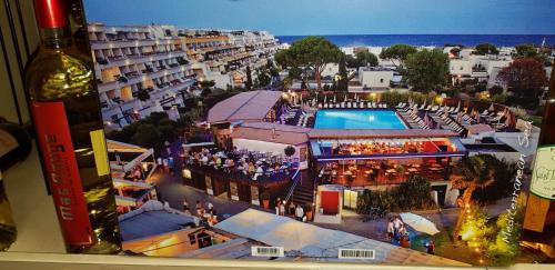 - une vue sur un hôtel avec une piscine et un complexe dans l'établissement Studio Naturiste 