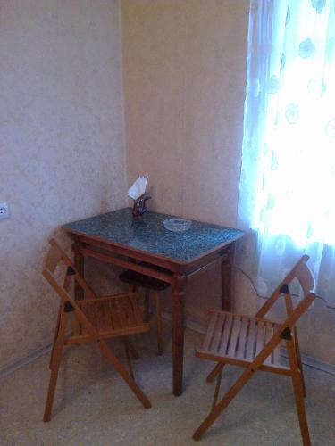 ドニプロにあるКвартира на пр. Александра Поляのテーブル(椅子2脚付)、テーブル(ティッシュ1箱付)