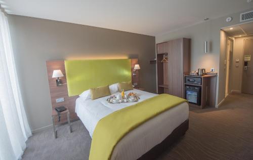 Ένα ή περισσότερα κρεβάτια σε δωμάτιο στο Hotel Lou Castelet
