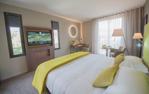 Ένα ή περισσότερα κρεβάτια σε δωμάτιο στο Hotel Lou Castelet