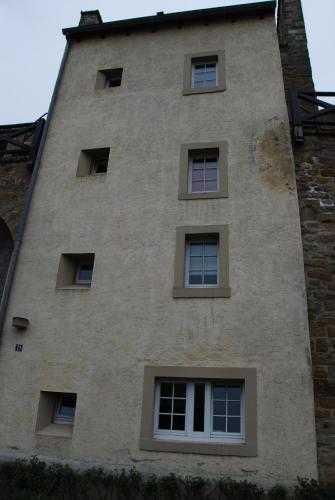 ein großes Backsteingebäude mit vielen Fenstern in der Unterkunft Turm Hämelmaous in Echternach