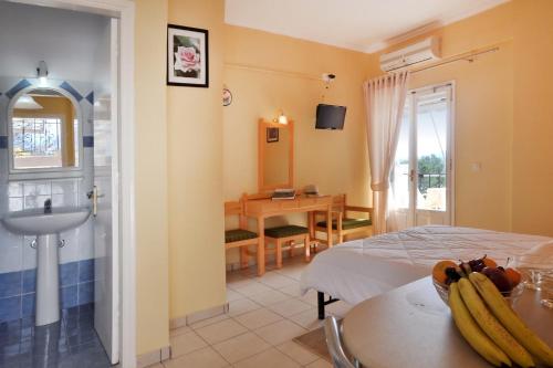A television and/or entertainment centre at Xristina