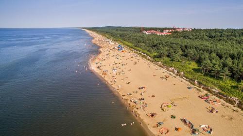 an overhead view of a beach with people on it at Hotel White in Krynica Morska