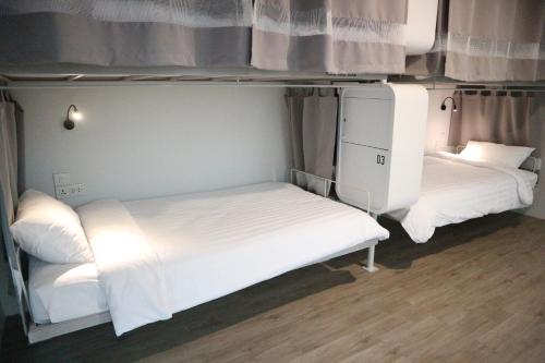 Voodi või voodid majutusasutuse Bedspread Hostel toas