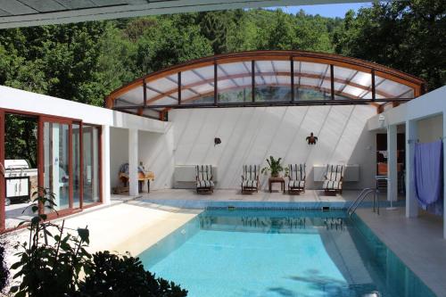 una casa con piscina y un edificio en Le Pailler de la Planque, en Camplong