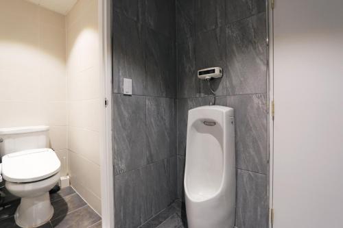 Bilik mandi di Blueboat Hostel Haeundae