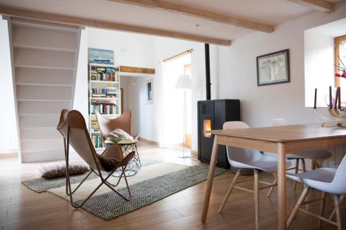 un salon avec une table et des chaises de salle à manger dans l'établissement La Colline des Renards, à Locmaria-Berrien