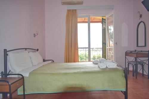 um quarto com uma cama com duas toalhas em Venetia Studios em Perdika