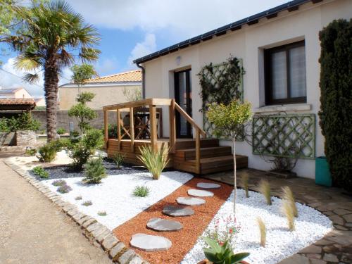 un jardín con rocas y una casa en La Belgerie en La Bernerie-en-Retz